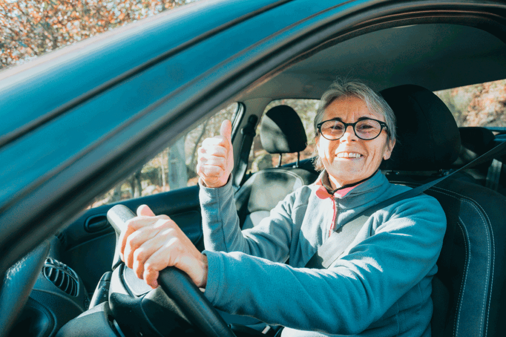 PErsonne âgée avec son permis de conduire au volant