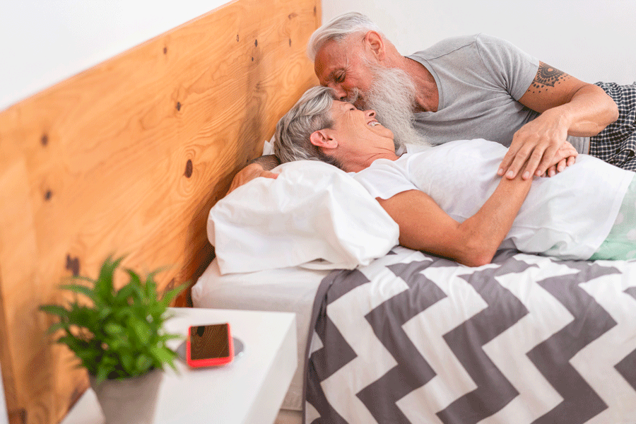 Couple seniors au lit