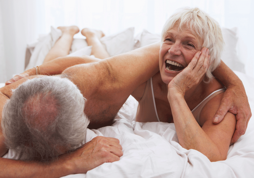 Couple de seniors retrouvant leur libido