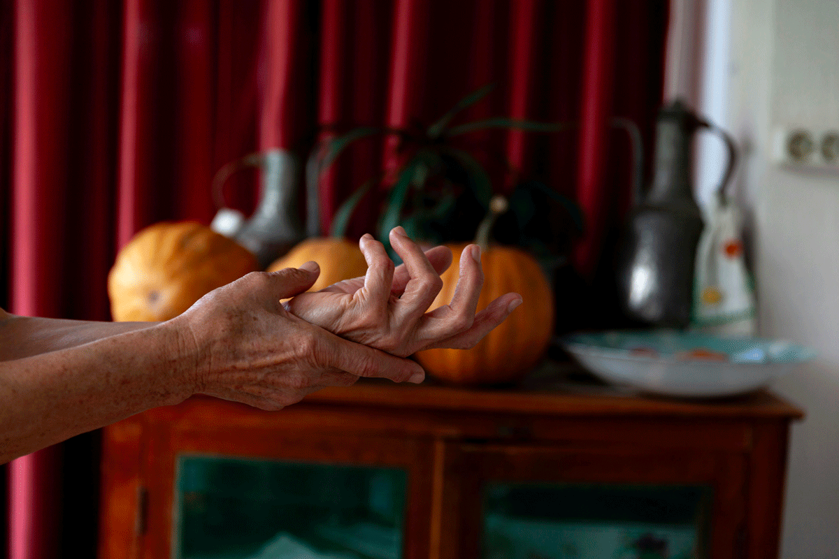 Mains d'une personne senior illustrant l'importance du suivi médical et de la prévention après 60 ans