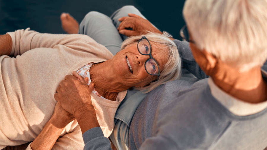 Couple de seniors avec le sourire profitant d'un moment de détente avec un café