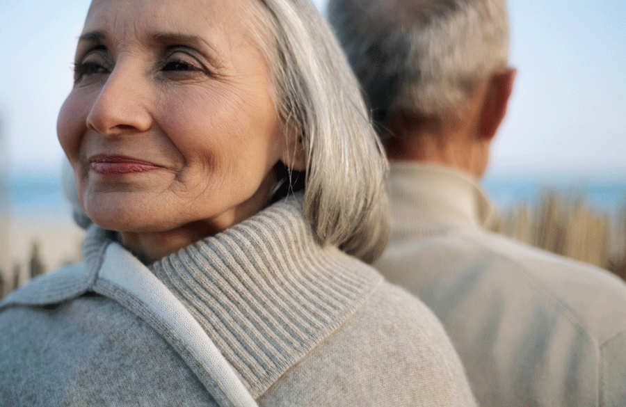 Personne âgée se posant des questions sur le café et l'ostéoporose devant une tasse de café