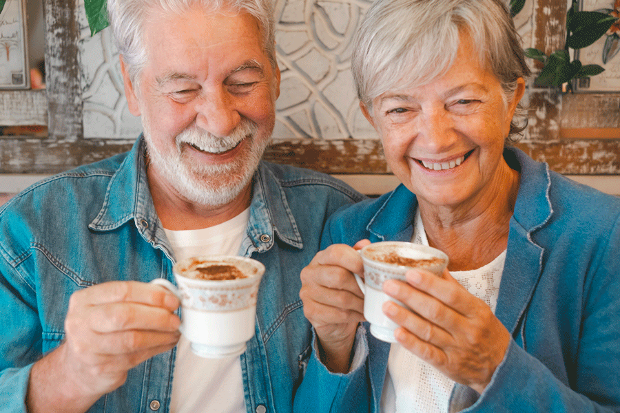 Un homme et une femme seniors buvant du café ensemble en discutant