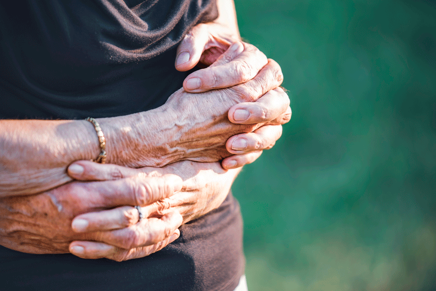 Mains enlassées de seniors symbolisant le soutien et la santé osseuse chez Espace Seniors