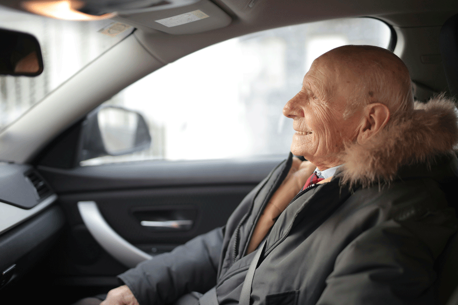 Réviser le code de la route senior avec les panneaux et priorités