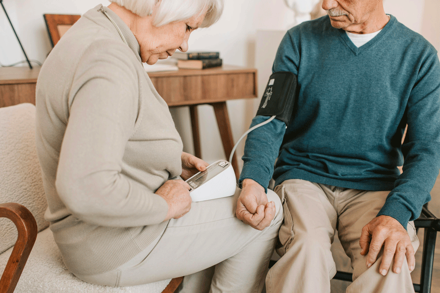 Famille accompagnant un senior dans l’organisation de sa prévoyance obsèques