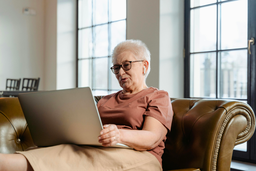 Senior contrôlant une commande reçue après un achat en ligne