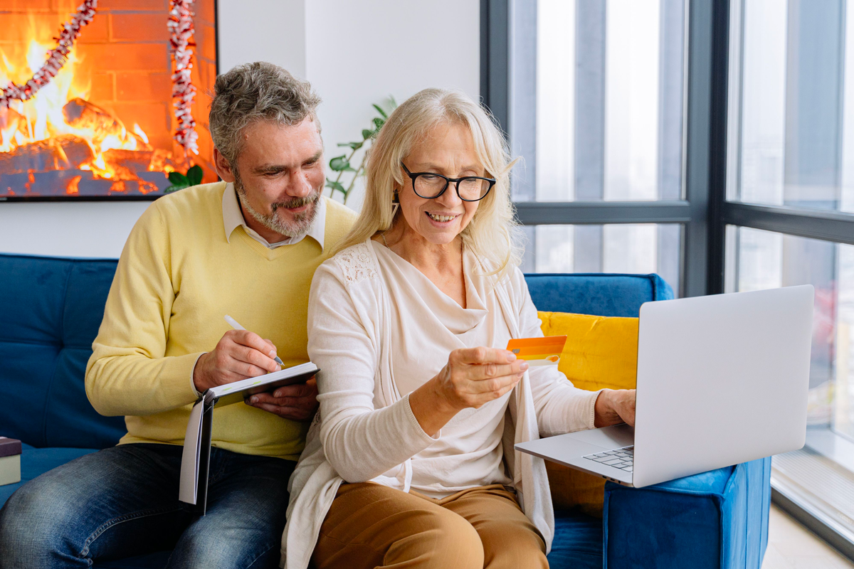 Checklist de sécurité avant paiement pour acheter en ligne après 60 ans