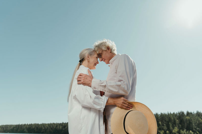 Couple de seniors comparant une mutuelle commune et deux contrats de santé individuels