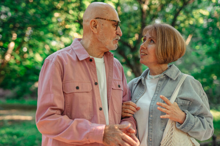 Couple se posant des questions sur les mutuels en couple pour seniors