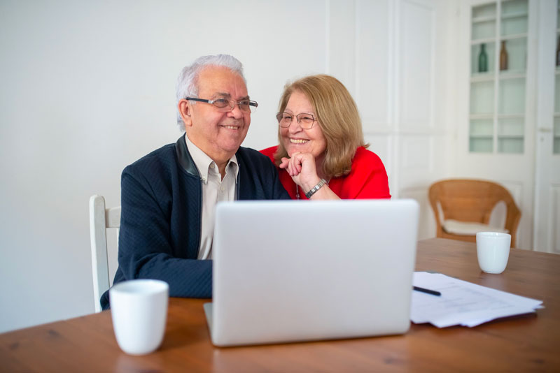 Senior comparant les garanties d’une complémentaire santé avec sa conjointe