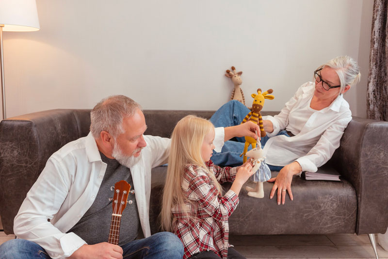 Petite-fille recueillant l’histoire familiale de sa grand-mère avec un questionnaire