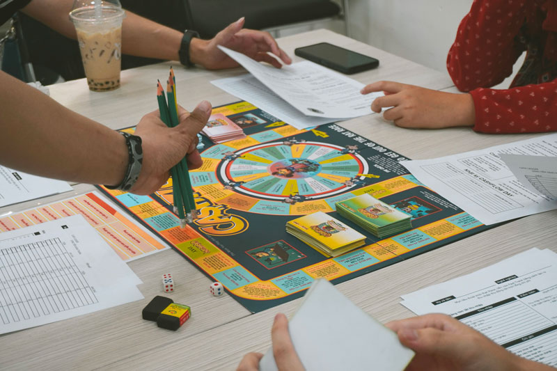 Quiz senior gratuit à imprimer posé sur une table avec un stylo