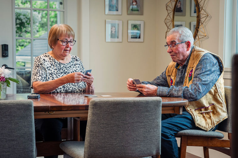 Groupe de seniors répondant à un quiz imprimable pendant une activité conviviale