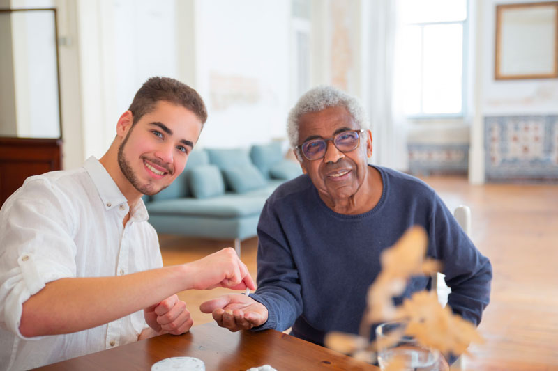 Colocation senior en 2026 : des personnes âgées partagent un logement convivial