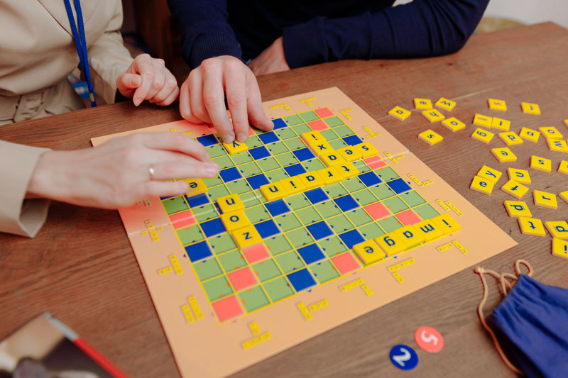 Personnes âgées faisant des jeux de mots en atelier mémoire