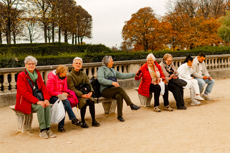 Célibataires seniors discutant autour d'un verre lors d'une rencontre organisée