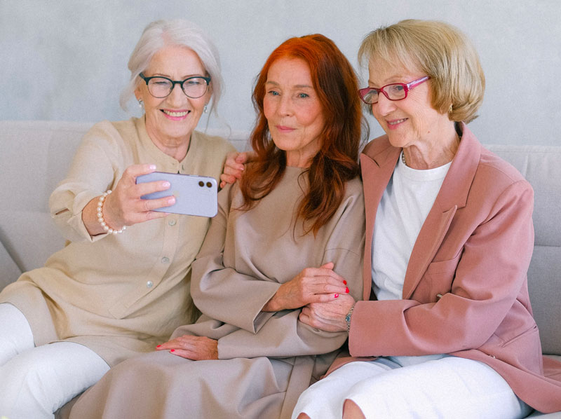 Seniors célibataires participant à un voyage organisé pour personnes seules