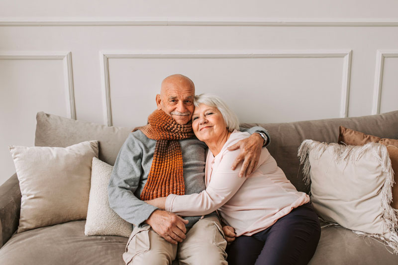 Colocation entre seniors : deux retraités autonomes partageant leur quotidien