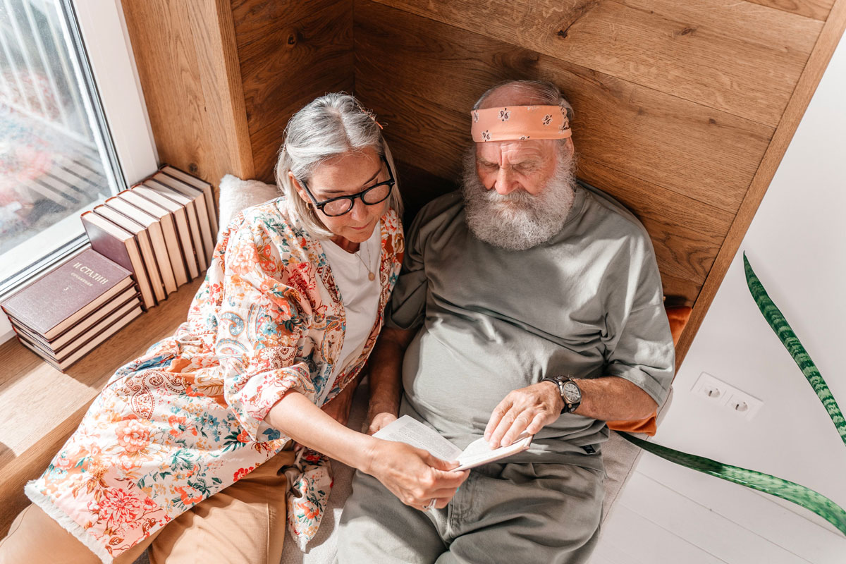 Seniors jouant aux mots-mêlés imprimés en PDF