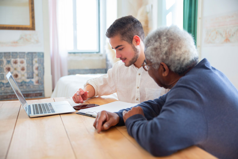 Seniors profitant des avantages, réductions et aides locales dès 60 ans