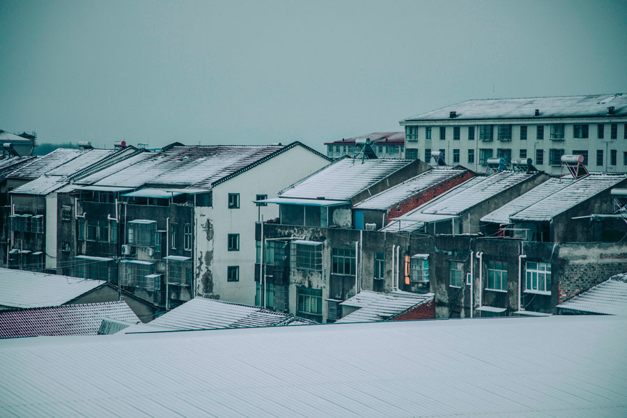 Toits enneigés d’une ville pendant un épisode de grand froid