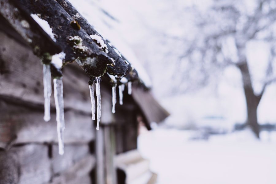 Stalactites de glace sur un toit en bois : le verglas augmente le risque de chute